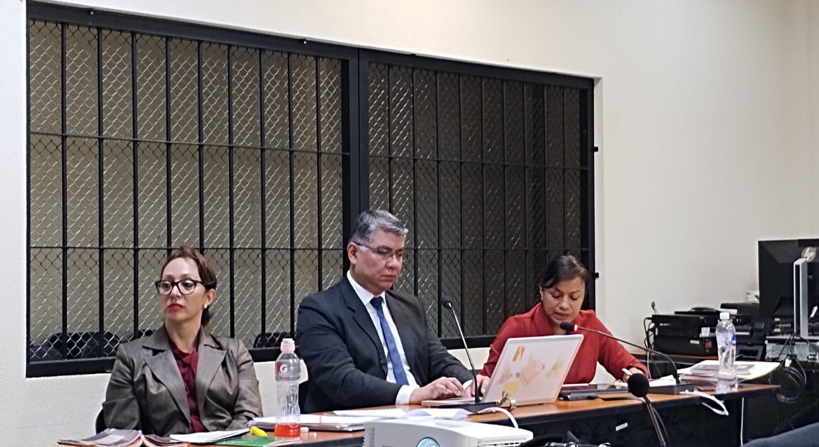  Virginia Laparra escucha los argumentos finales de la fiscal de asuntos internos del MP, momento en el que pide al Juez se le declare culpable de revelar información confidencial.  Foto: Mirna Alvarado  